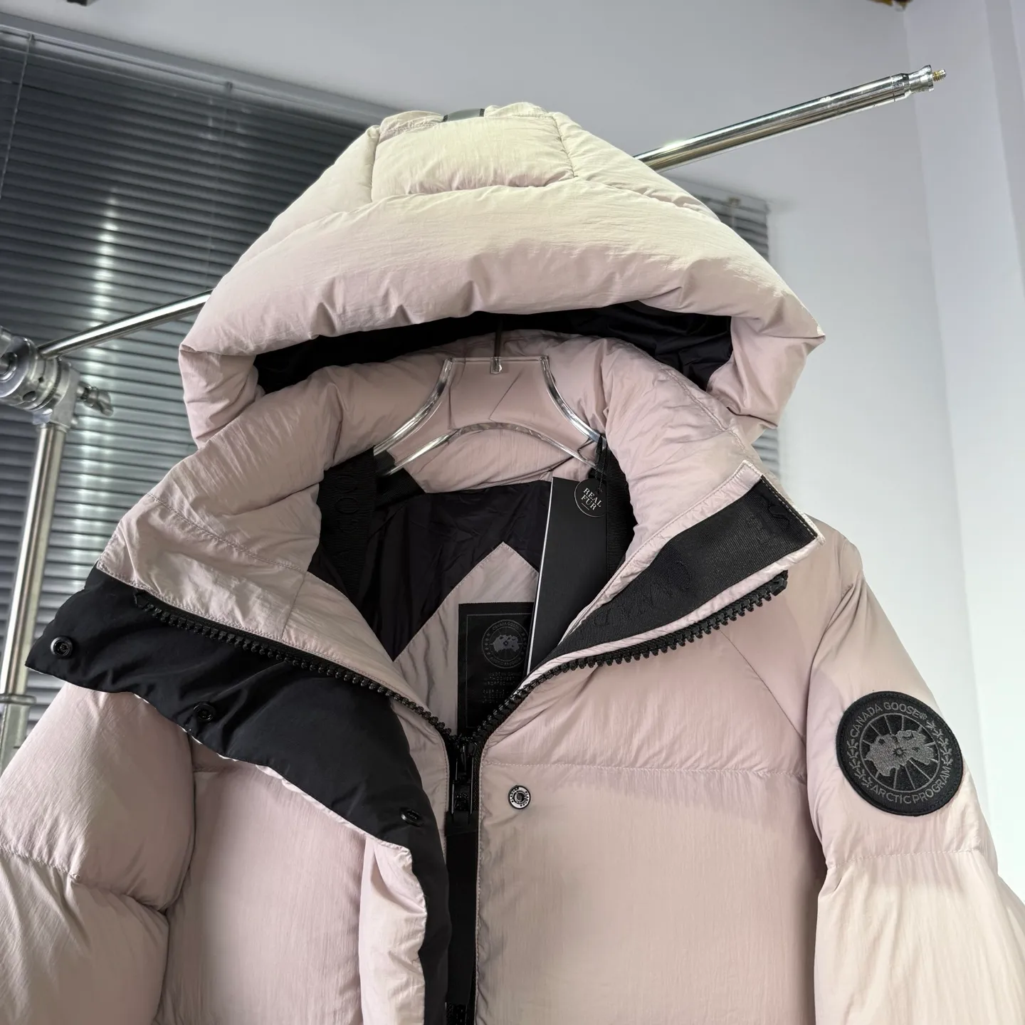 P880 High-end quality 𝑪𝒂𝒏𝒂𝒅𝒂 𝑮𝒐𝒐𝒔𝒆｜Canada Goose Black Label 𝗝𝘂𝗻𝗰𝘁𝗶𝗼𝗻 Series Capsule Short Down Jacket/Ouyang Nana Generation/Same Style for Men and Women 𝗦𝗶𝘇𝗲: 𝗫𝗦 𝗦 𝗠 𝗟 𝗫𝗟 𝗫𝗫𝗟 Product color: black, pure white, off-white, cherry blossom pink, green, brown, Coding: 𝟬𝟬𝟬𝟲𝟭𝟬𝗖